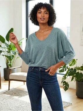 Laila Jayde Light Heather blue/Gray Dolan sleeve top, size medium